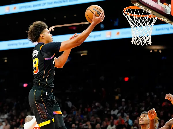 Cam Johnson terpaksa naik meja operasi usai alami cedera lutut.