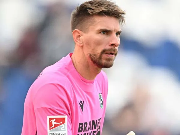 Kiper Hannover Sambut Baik Minat dari Liverpool