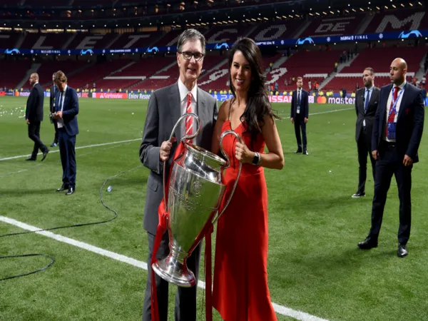 Pemilik Liverpool yaitu John Henry (kiri), resmi menjual saham mayoritas The Reds dengan nilai sebesar 4 miliar Poundsterling (Rp 70 triliun) / via Getty Images