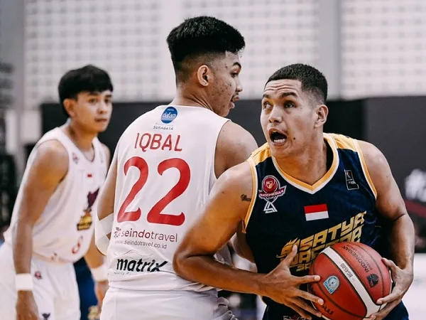 Pemain Satya Wacana Salatiga Henry Cornelis Lakay beraksi saat pertandingan melawan Elang Pacific Caesar di Indonesia Cup. (Images: IBL)