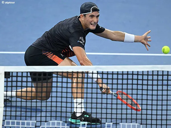 Francesco Passaro berjuang habis-habisan demi lumpuhkan Matteo Arnaldi di Milan