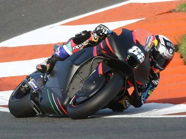 Wilco Zeelenberg ungkap perbedaan utama kerja dengan Aprilia dan Yamaha.