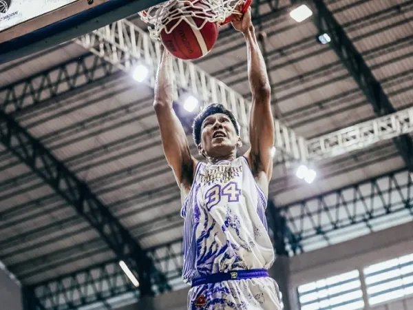 Pemain Prawira Bandung, Pandu Wiguna melakukan slam dunk di Indonesia Cup. (Images: IBL)