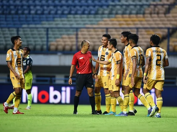 Pemain Bekasi City ketika berdiskusi dengan wasit