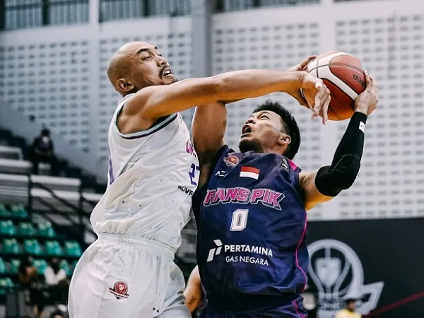 Pemain Bali United, Bima Riski saat melawan RANS PIK Basketball. (Images: IBL)