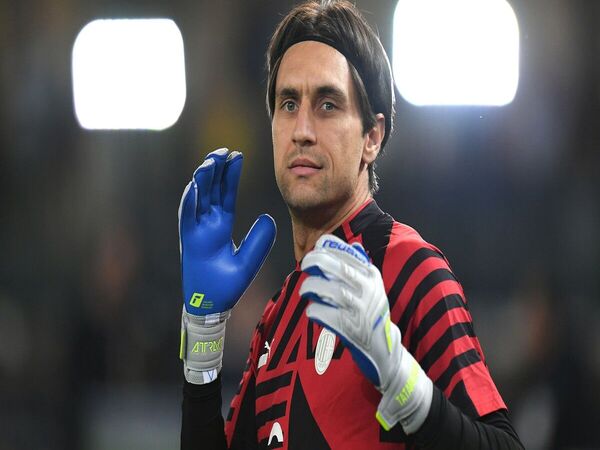 Kiper Kedua AC Milan Jalani Operasi Cacat Kornea Mata