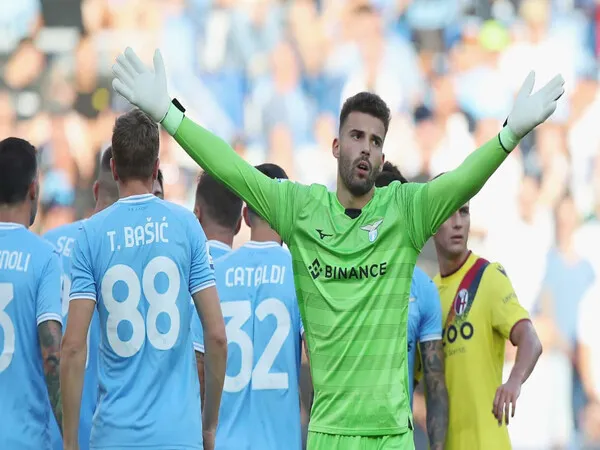 Buntut dari aksi blunder konyolnya di awal musim ini, Lazio dikabarkan segera mendepak kiper Luis Maximiano pada bursa transfer Januari mendatang / via Getty Images
