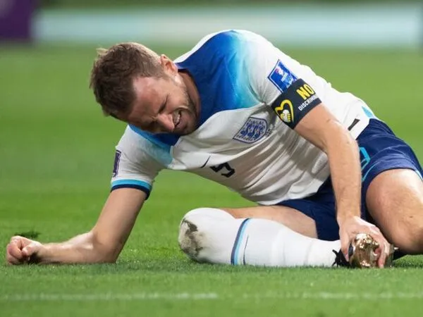 Jordan Pickford berusaha meredakan kekhawatiran fans Timnas Inggris soal kondisi Harry Kane yang baru saja mengalami cedera engkel / via Getty Images