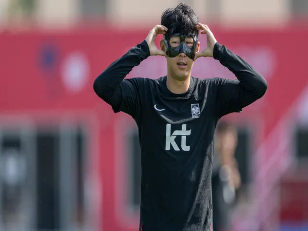 Penyerang Timnas Korea Selatan yaitu Son Heung-Min, buka suara perihal penampilannya yang sekarang harus memakai topeng pelindung wajah / via Getty Images