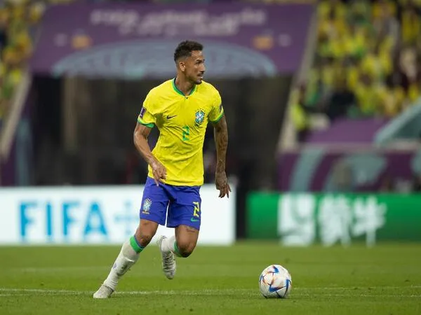 Danilo harus mengikuti jejak Neymar absen di dua laga sisa Timnas Brasil di babak grup Piala Dunia 2022, menyusul cedera engkel yang dideritanya / via Reuters