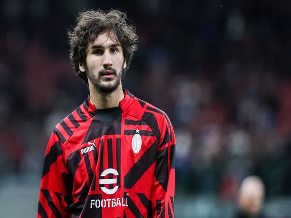 Yacine Adli menjadi salah satu dari dua pemain surplus AC Milan yang menarik minat Cremonese jelang dibukanya bursa transfer Januari 2023 / via Getty Images