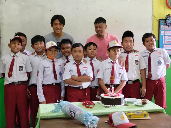 Dua pemain Arema FC, Renshi Yamaguchi dan Kushedya Hari Yudo memberikan kejutan kepada M Alfiansyah