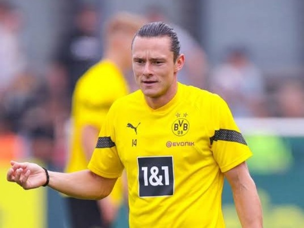 Cari Bek Kiri, Lazio Buka Pembicaraan Dengan Borussia Dortmund