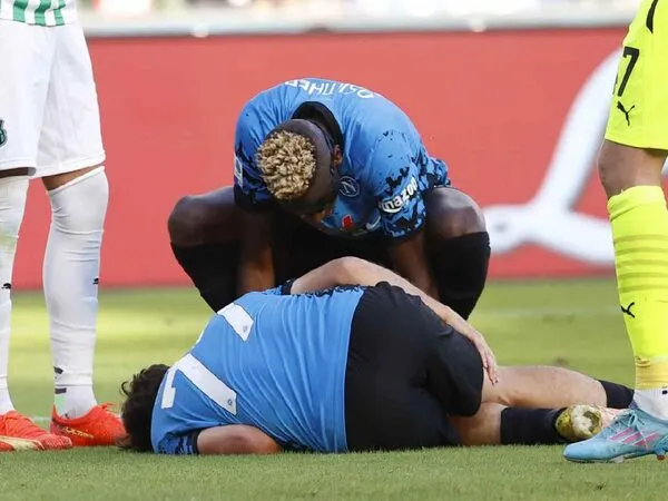 Khvicha Kvaratskhelia ditolong oleh Victor Osimhen ketika nama pertama mengalami cedera pada salah satu laga Napoli di Serie A musim ini / via Getty Images
