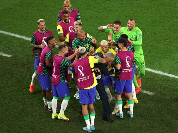 Tite ikut menari bersama para pemain Brasil