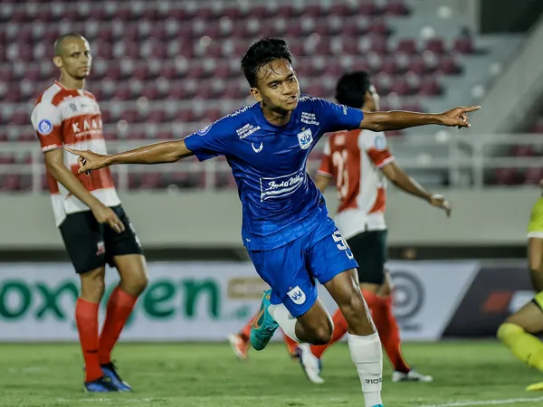 Pemain muda PSIS Semarang, Ridho Syuhada merayakan gol ke gawang Madura United