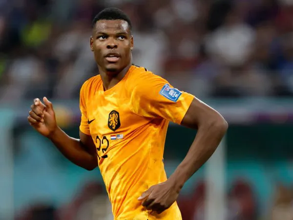 Bek sayap Inter Milan, Denzel Dumfries.