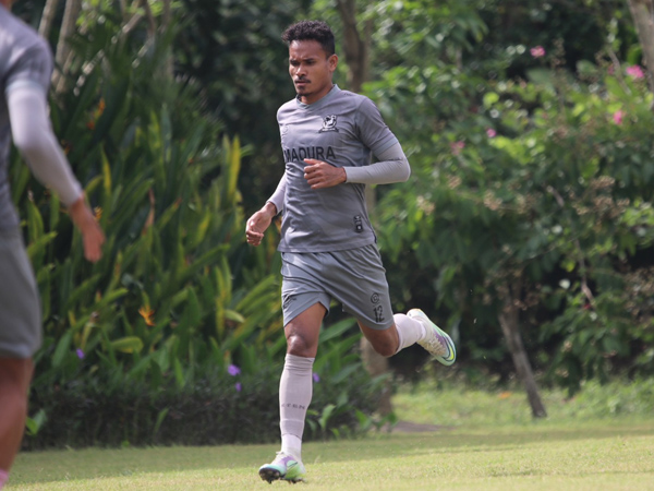 Ambisi Haris Tuharea Bobol Gawang Mantan Rekan Satu Timnya