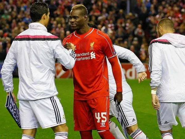 Mario Balotelli memberi support bagi Cristiano Ronaldo yang begitu terpuruk pasca Portugal tersingkir dari Piala Dunia 2022 / via AFP