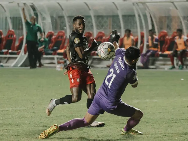 Winger Bali United, Privat Mbarga mencetak dua gol ke gawang Madura United