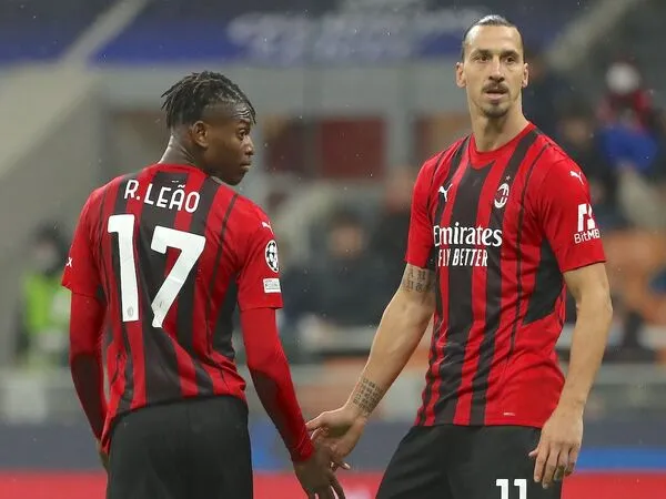 Zlatan Ibrahimovic yakin bahwa Rafael Leao bakal memperpanjang kontraknya bersama AC Milan / via Getty Images