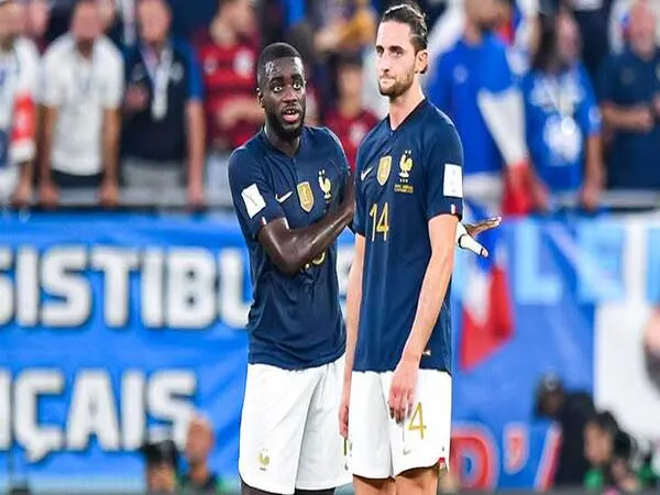 Dayot Upamecano dan Adrien Rabiot mendadak mengalami demam, jelang bentrokan Timnas Prancis vs Maroko di babak semifinal Piala Dunia 2022 (15/12) / via AFP