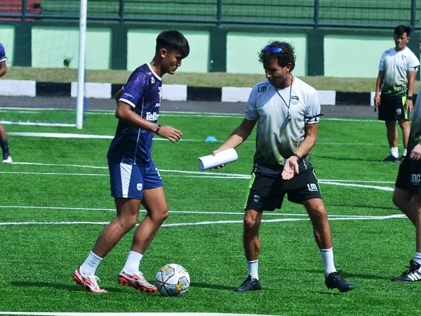 Pelatih Persib, Luis Milla ketika memberi instruksi pada Zalnando di sesi latihan