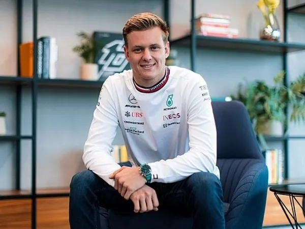 Mercedes tunjuk Mick Schumacher sebagai pebalap ketiga tim.