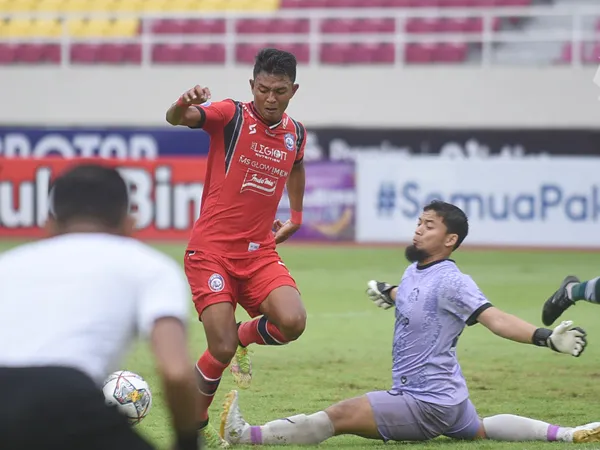 Kiper Persikabo 1973, Mochammad Dicky Indrayana memblok tendangan pemain Arema FC