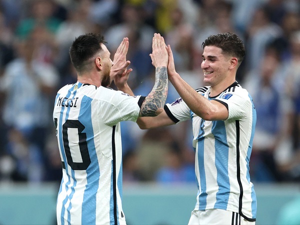 Legenda Argentina Ungkap Mengapa Julian Alvarez Sangat Penting untuk Messi