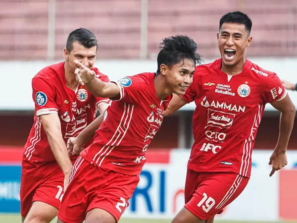 Pemain Persija Jakarta, Alfriyanto Nico merayakan gol ke gawang Persebaya Surabaya