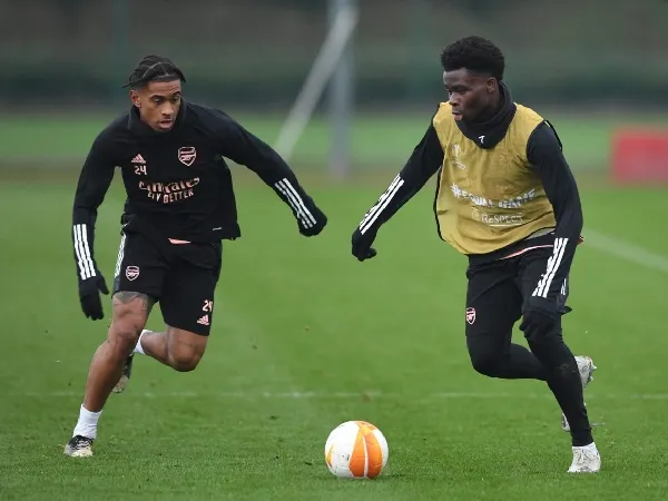 Dua pemain sayap Arsenal, Reiss Nelson dan Bukayo Saka