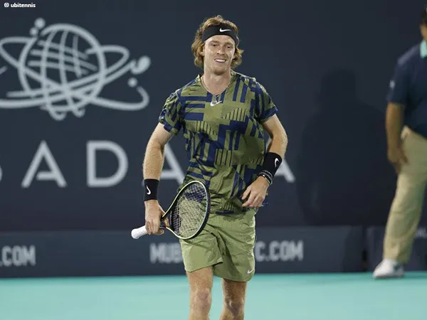 Kembali ke final di ABu Dhabi, Andrey Rublev hadang Stefanos Tsitsipas
