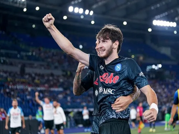 Khvicha Kvaratskhelia disarankan oleh pelatih Timnas Georgia untuk bertahan di Napoli dan tidak pindah ke klub lain dalam waktu dekat / via Getty Images