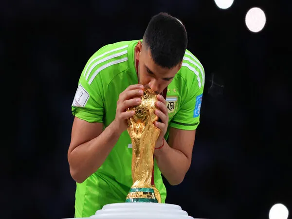 Kiper kedua Timnas Argentina yaitu Geronimo Rulli, dilaporkan masuk dalam daftar belanja Ajax Amsterdam jelang dibukanya bursa transfer Januari / via Getty Images