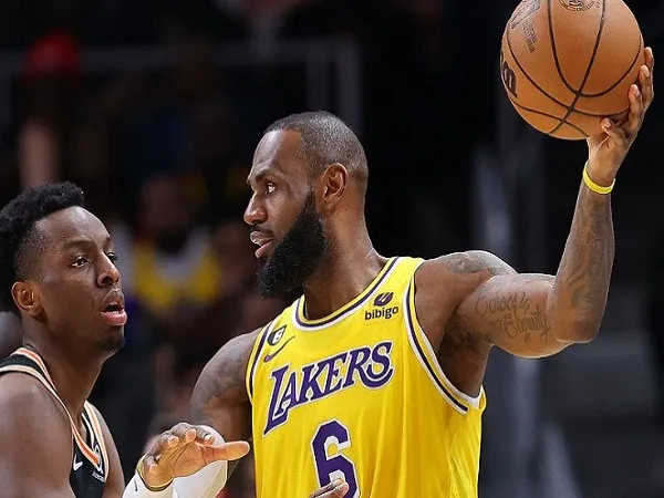 Momen ketika Onyeka Okongwu menjaga LeBron James. (Images: Getty)
