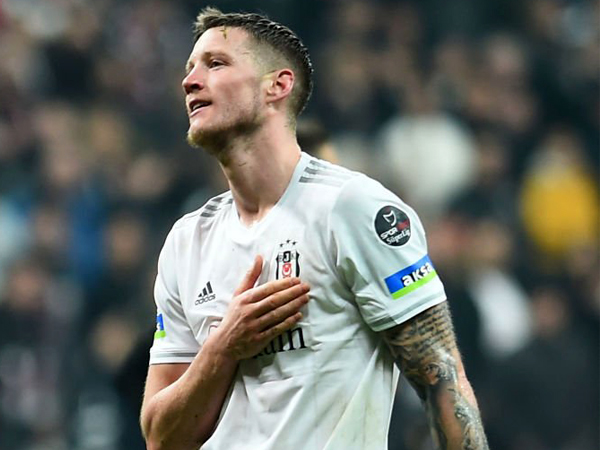 MU Ingin Pinjam Wout Weghorst, Besiktas Minta Kompensasi