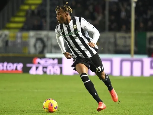 Destiny Udogie mendapatkan masukan dari pelatih Udinese yaitu Andrea Sottil, jelang kepindahannya ke Tottenham Hotspur musim panas tahun ini / via Getty Images