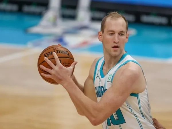 Cody Zeller menjalani latihan bersama Los Angeles Lakers.