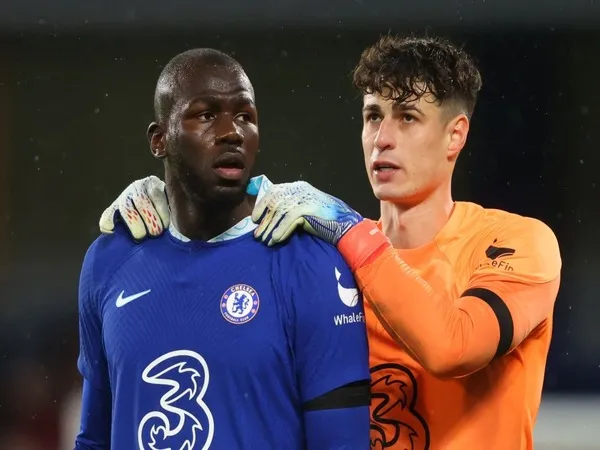 Ian Wright menyalahkan sosok Kepa Arrizabalaga dan Kalidou Koulibaly sebagai salah satu penyebab merosotnya performa Chelsea di musim ini / via Getty Images
