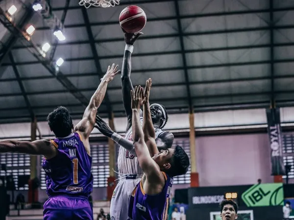 Kemenangan Rans PIK Basketball saat lawan Tangerang Hawks buat Bambang Asdianto tersenyum lebar.