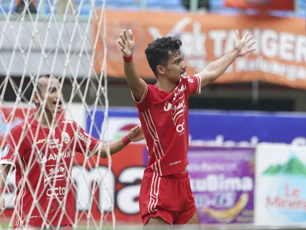 Penyerang Persija Jakarta, Aji Kusuma merayakan gol ke gawang PSM Makassar