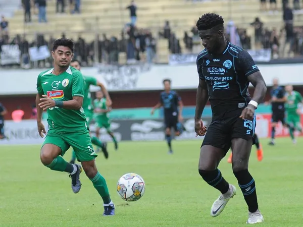 Penyerang Arema FC, Abel Camara berupaya melwati hadangan pemain PSS Sleman