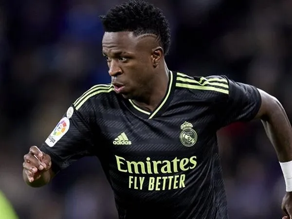Mantan Bek Barcelona Pasang Badan untuk Vinicius Jr