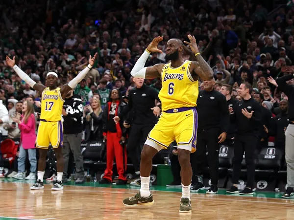 LeBron James kecewa pada wasit yang memimpin laga antara Lakers versus Celtics.