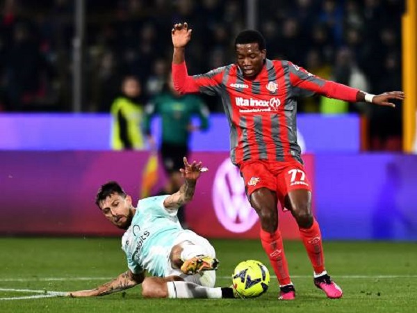 Obrak-abrik Pertahanan Inter, Okereke Bikin Francesco Acerbi Sakit Kepala
