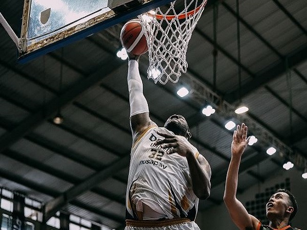 Dewa United Rebut Puncak Klasemen IBL Usai Menang Atas Bumi Borneo