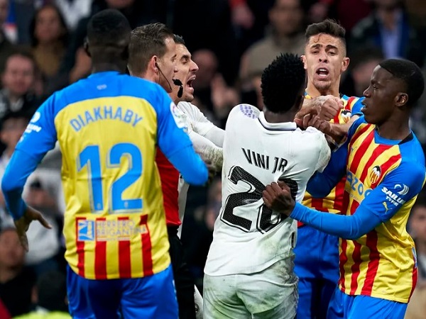 Gabriel Paulista Minta Maaf Atas Tekel Kerasnya ke Vinicius