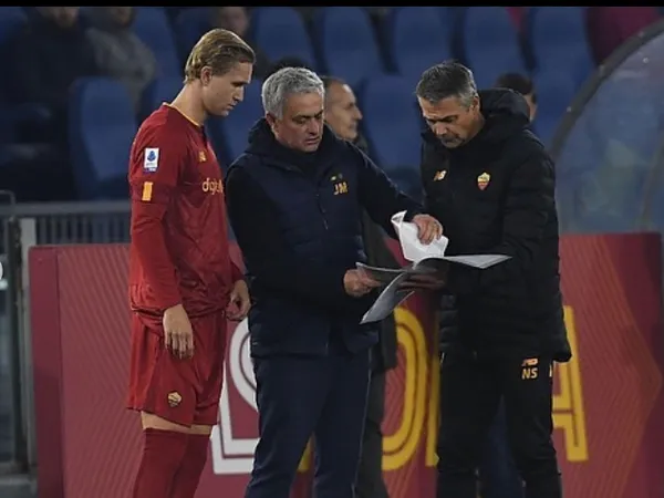 Rekrutan anyar AS Roma yaitu Ola Solbakken, kena semprot Jose Mourinho / via Getty Images