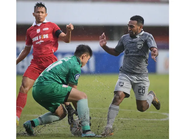 Pemain Borneo FC Terens Puhiri di laga kontra Persis Solo